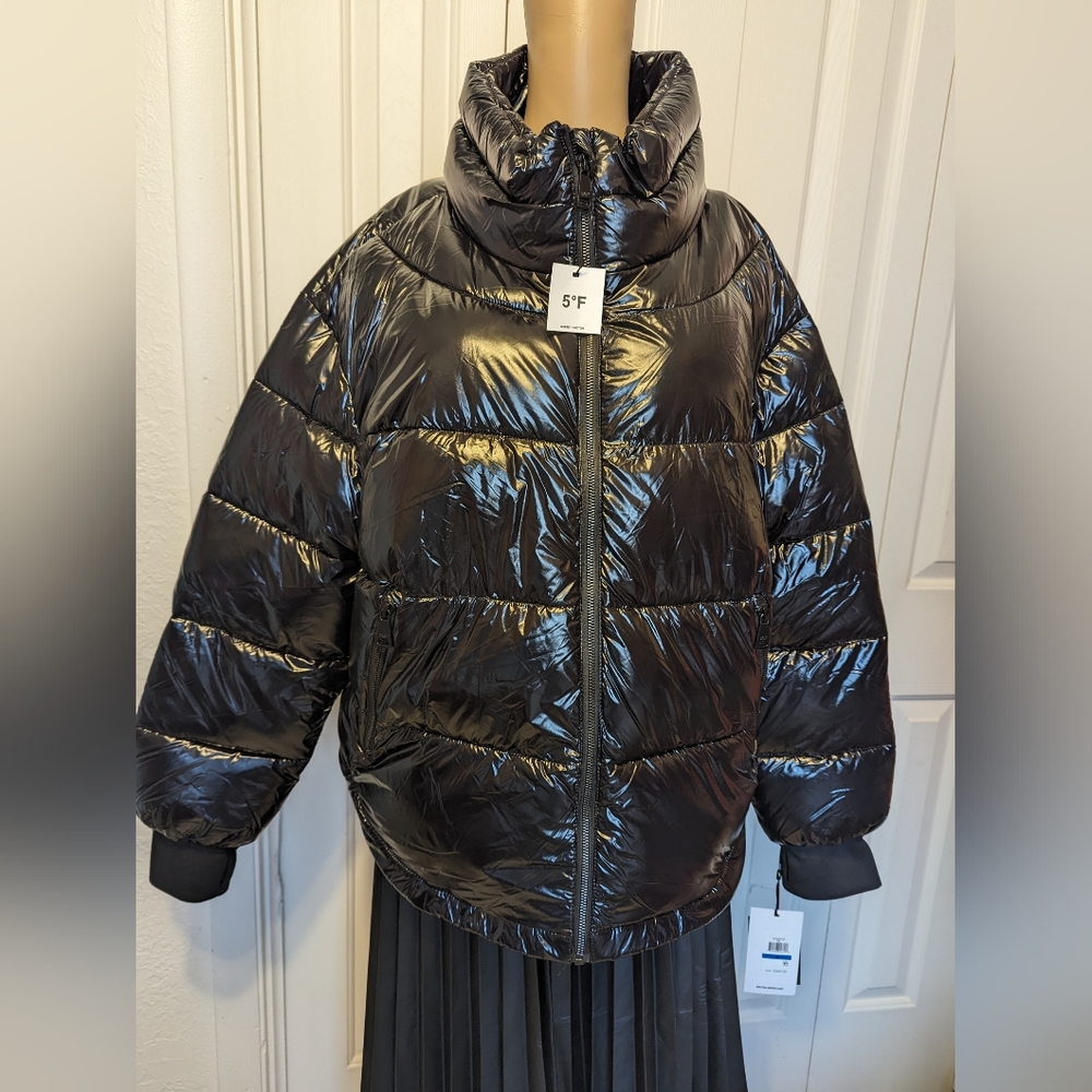 DKNY Women’s SHORT WET PUFFER Coat Size XL.